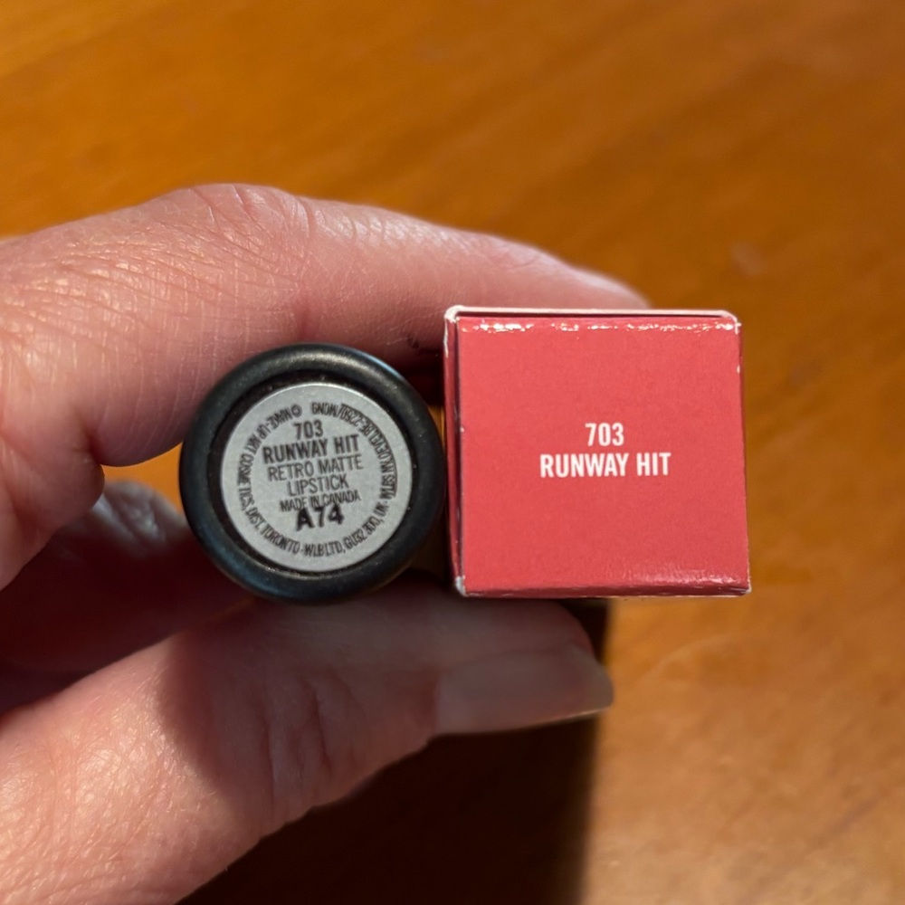 MAC Retro Matte Lipstick Runway Hit - Picture 10 of 16